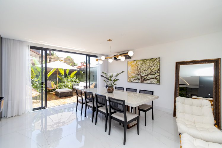 CASA EM CONDOMINIO MOBILIADA E DECORADA