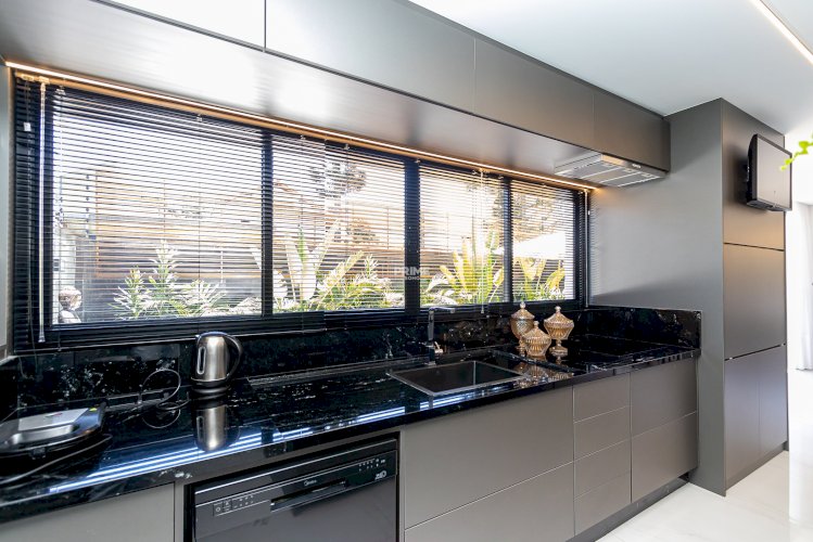 CASA EM CONDOMINIO MOBILIADA E DECORADA